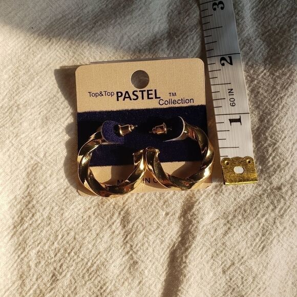 Small gold twisted Hoop Earrings - Picture 2 of 3